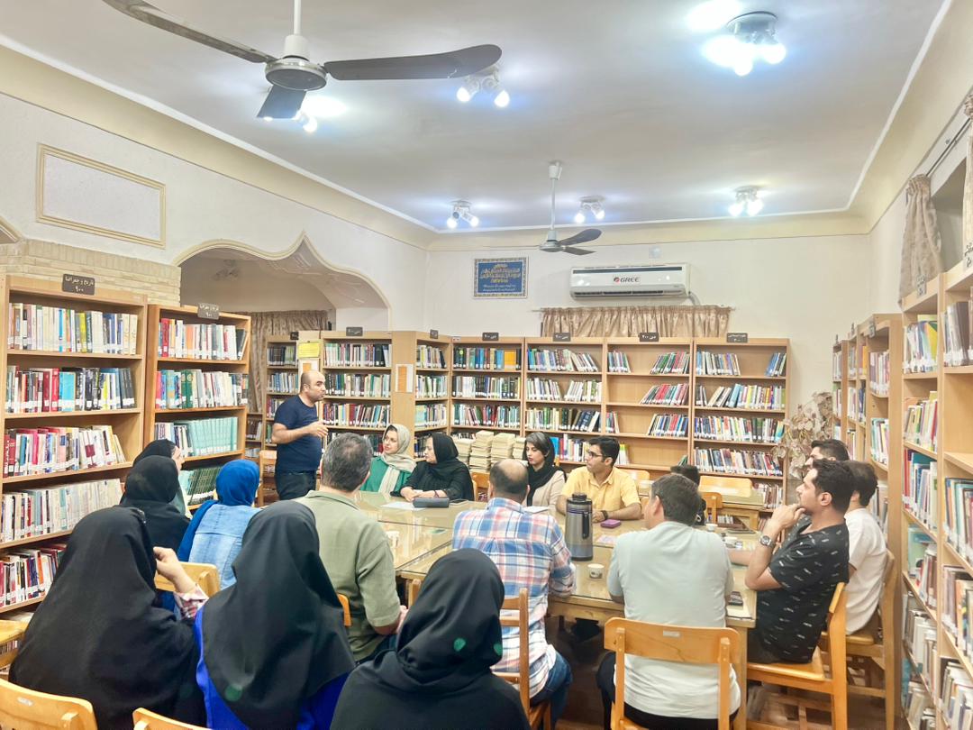 با حضور نوید بازیار؛ داستان کوتاه میز، میز است اثر پِتِر بیکسل بررسی و نقد شد